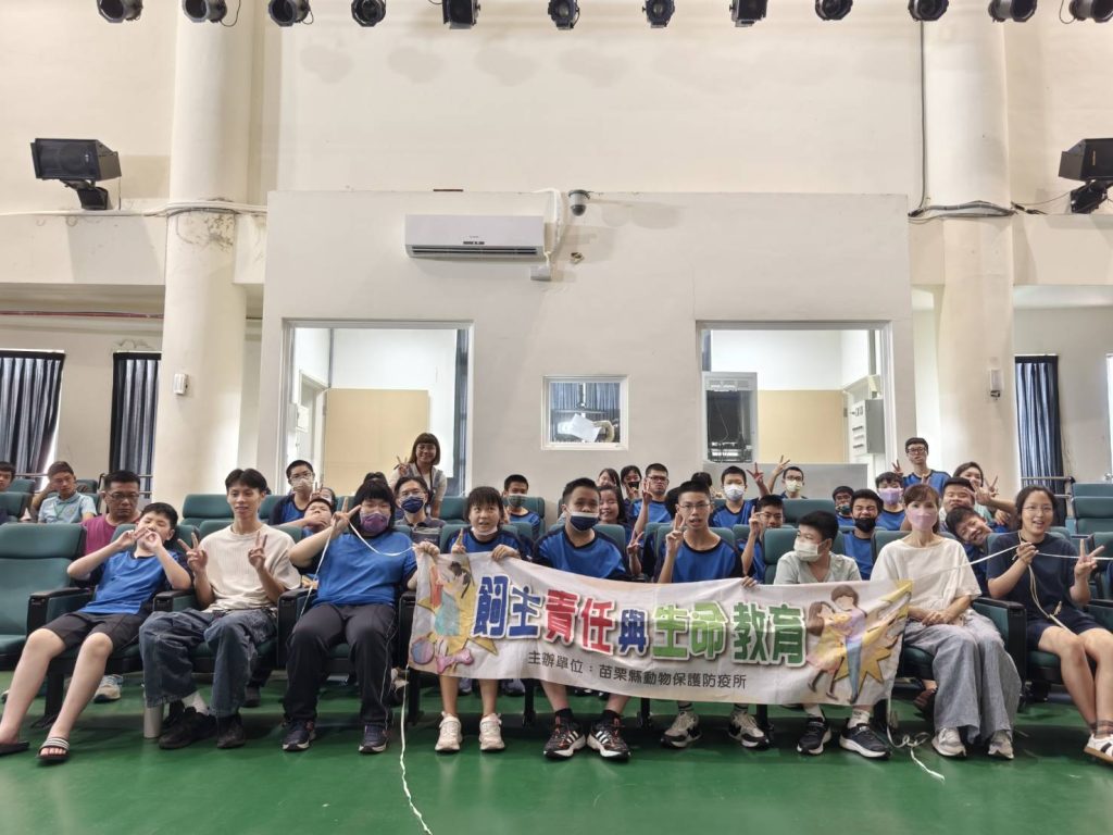 講師與學生開心合影.JPG