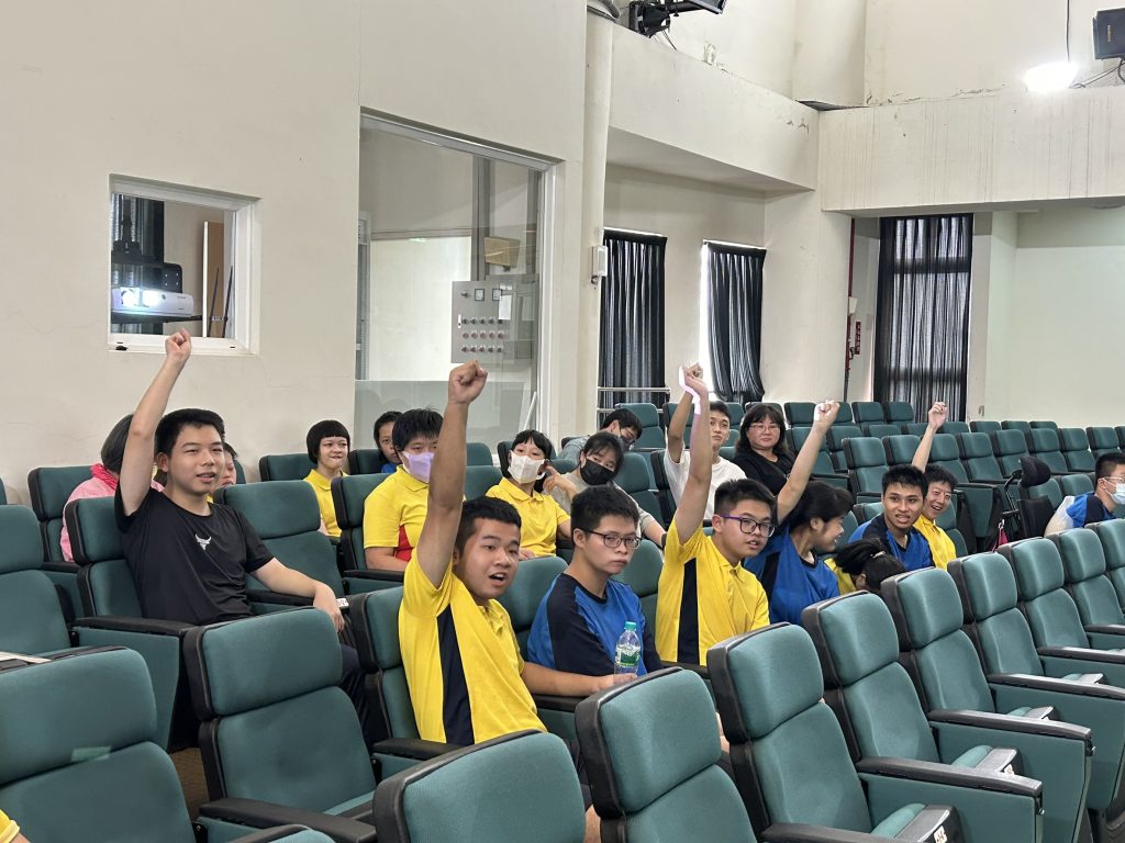學生踴躍答題情形.jpg 學生踴躍答題情形.jpg