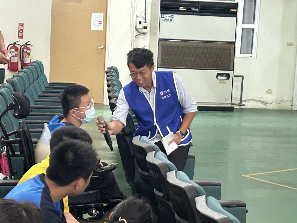 學生勇於分享與答題.jpg 學生勇於分享與答題.jpg
