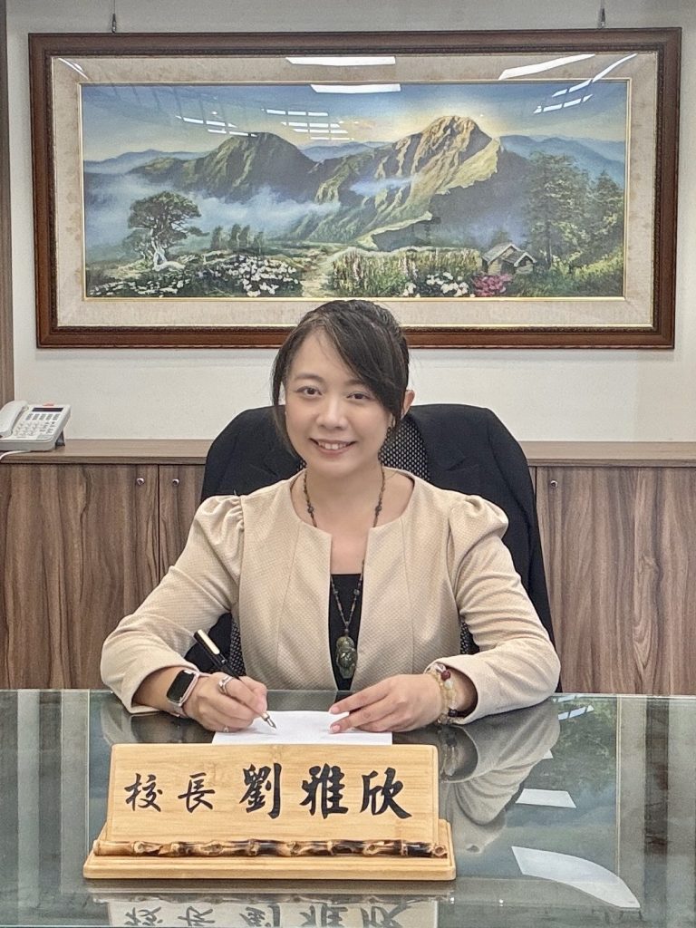 劉雅欣校長照片.jpg