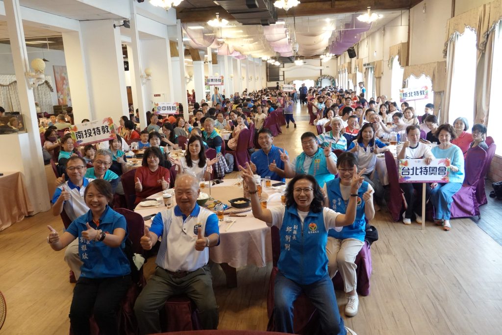 健行午間用餐大合照.jpg 健行午間用餐大合照.jpg