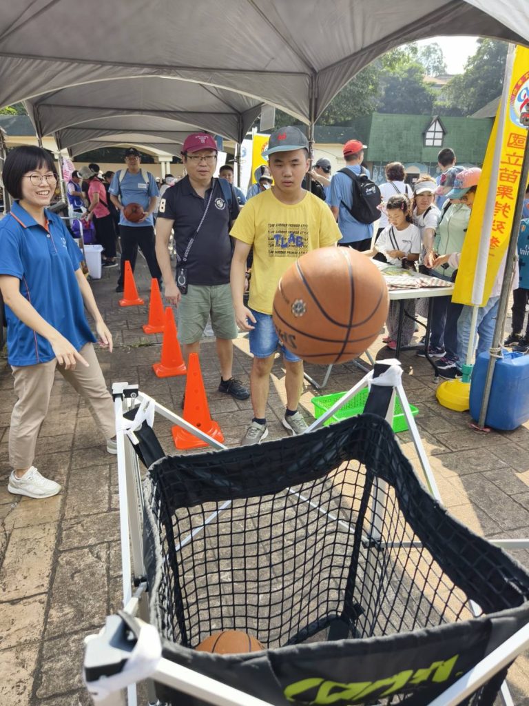 體驗特奧運動-籃球投擲.jpg 體驗特奧運動-籃球投擲.jpg