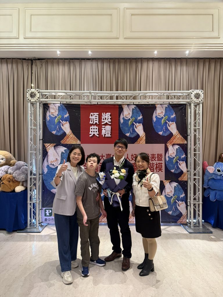 本校劉雅欣校長、林幼詩家長會長及學生蒞臨會場喝采.jpg 本校劉雅欣校長、林幼詩家長會長及學生蒞臨會場喝采.jpg