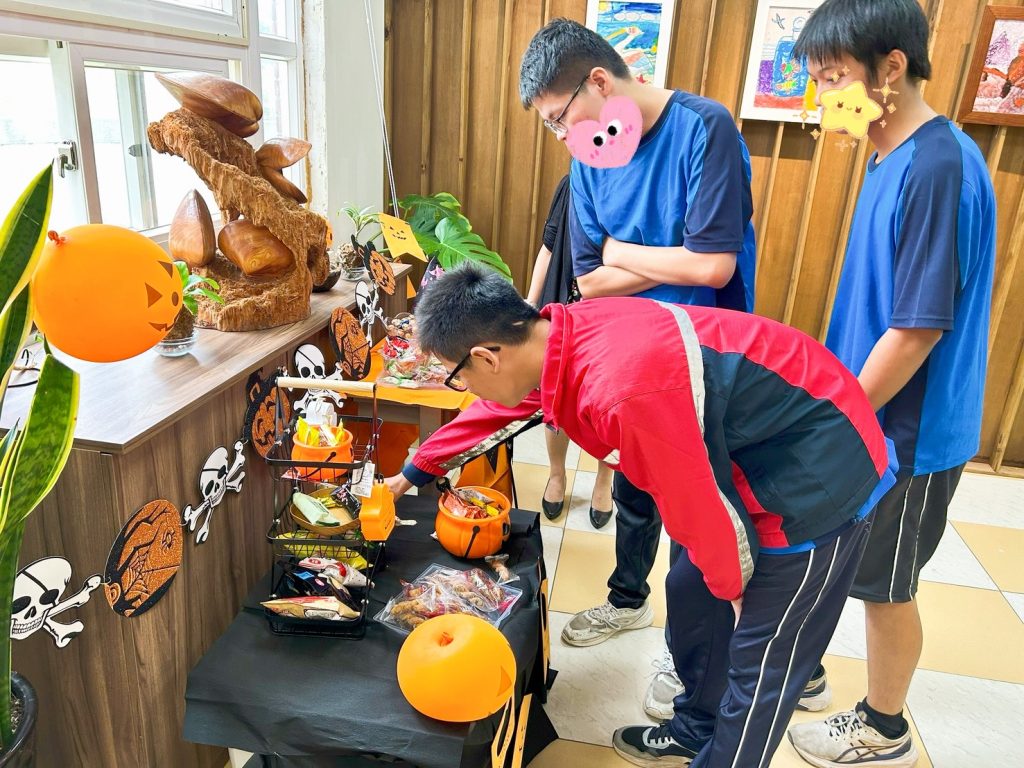 學生通關後可以自行挑選喜歡的糖果或餅乾.jpg 學生通關後可以自行挑選喜歡的糖果或餅乾.jpg