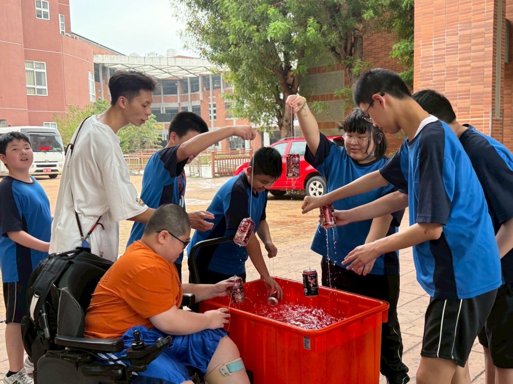 將可樂瓶裝滿水