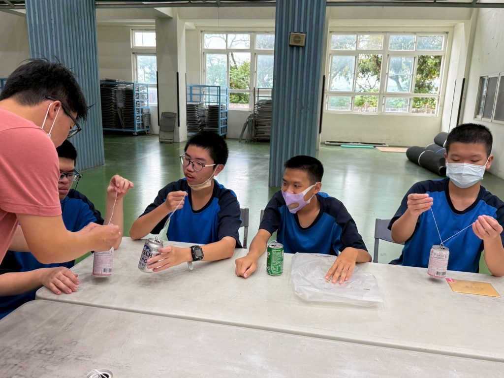 將棉線穿過瓶蓋