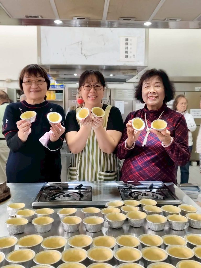 講師帶領學員展示布丁塔的塔皮製作.jpg 講師帶領學員展示布丁塔的塔皮製作.jpg