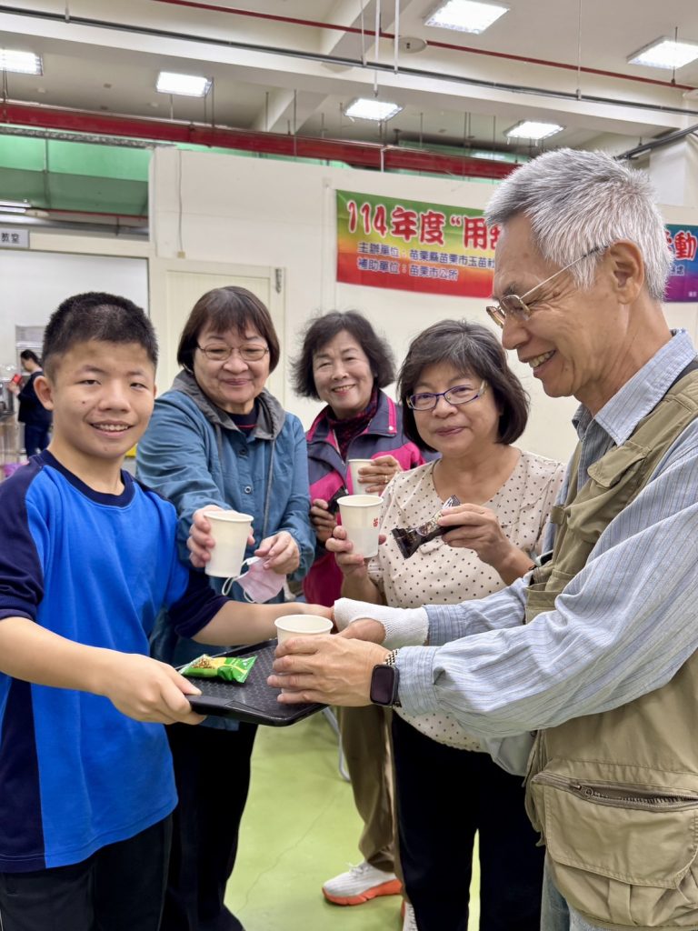 學生奉上熱飲給長輩暖身.jpg 學生奉上熱飲給長輩暖身.jpg