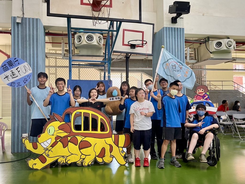 苗特與苗商學生合影