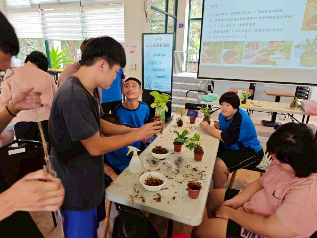 跨校共學互助進行苔玉球製作.jpg