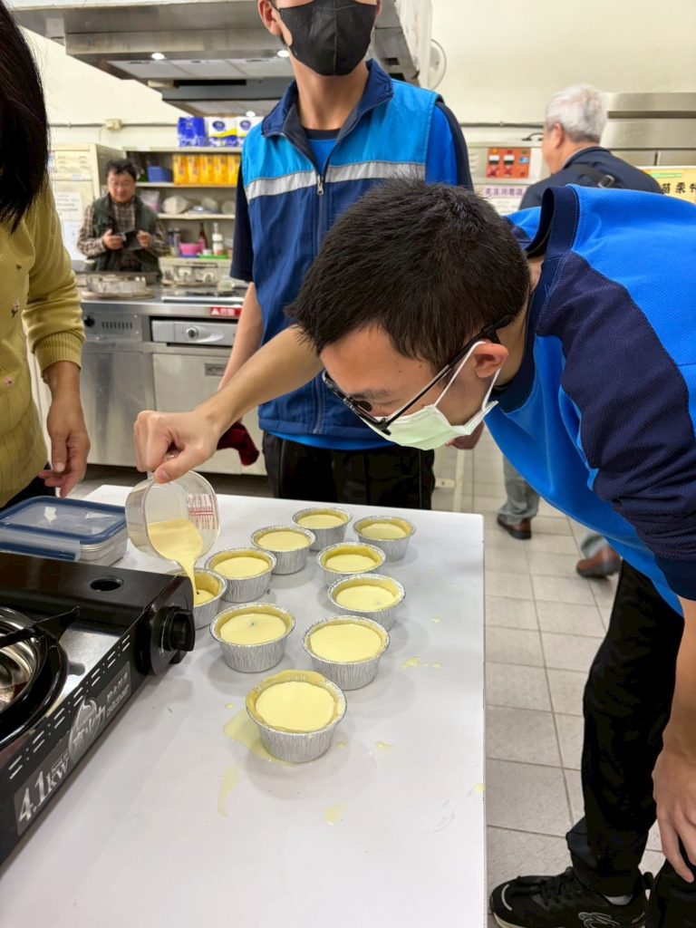 本校學生認真專注的充填內餡.jpg 本校學生認真專注的充填內餡.jpg