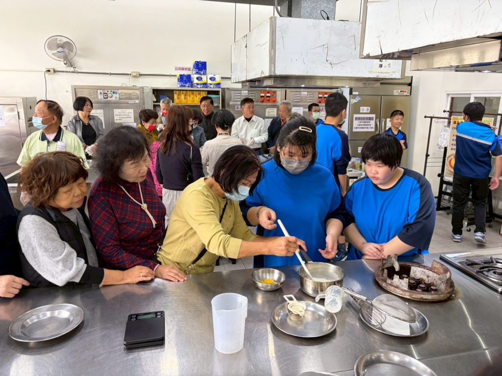 活動學員與本校學生共同調製布丁內餡.jpg 活動學員與本校學生共同調製布丁內餡.jpg
