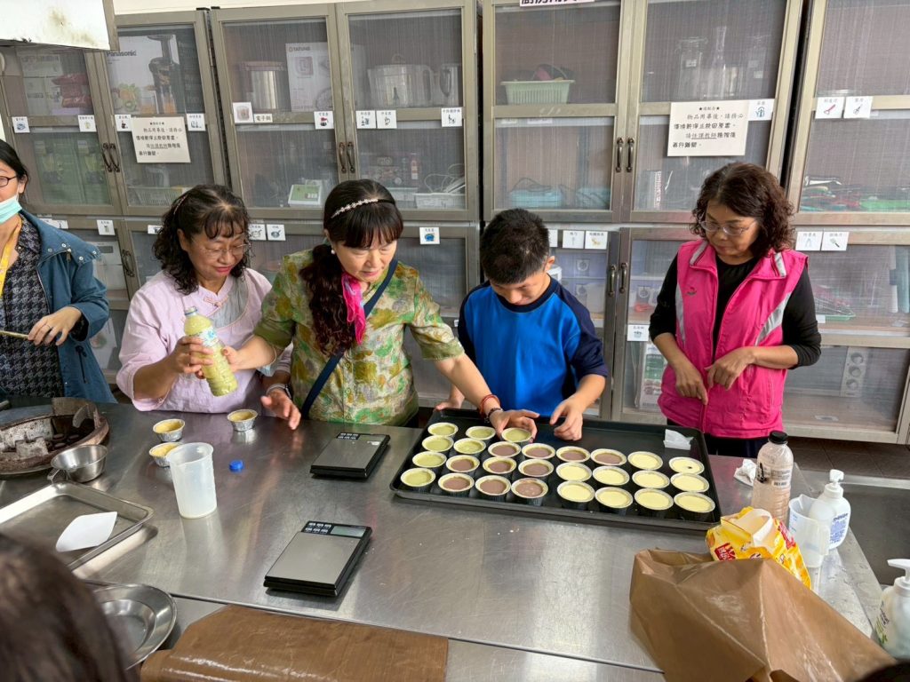 活動學員與本校學生合力完成布丁內餡充填.jpg 活動學員與本校學生合力完成布丁內餡充填
