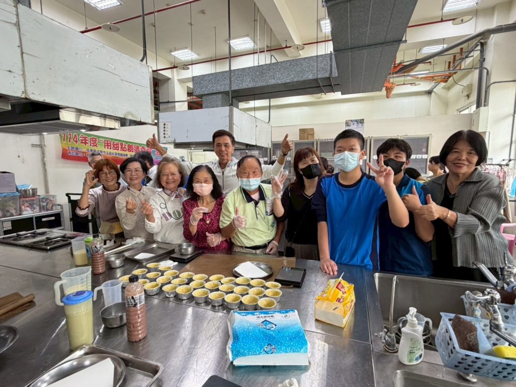 活動過程中小組團體合影.jpg 活動過程中小組團體合影.jpg