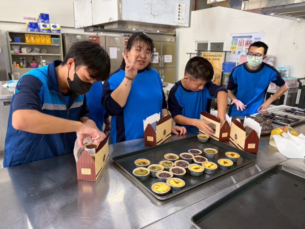 學生開心的包裝今日成品.jpg 學生開心的包裝今日成品.jpg