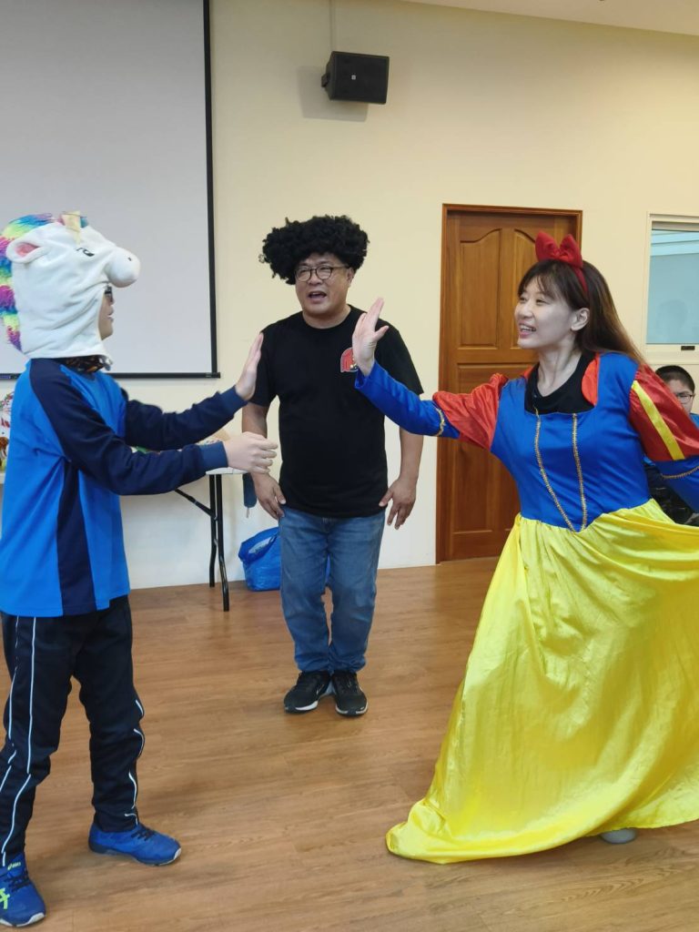 邀請學生一同上台演出