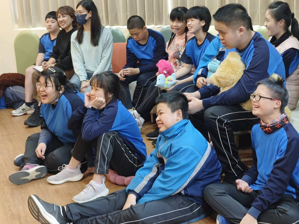 學生沉浸在繪本課程中