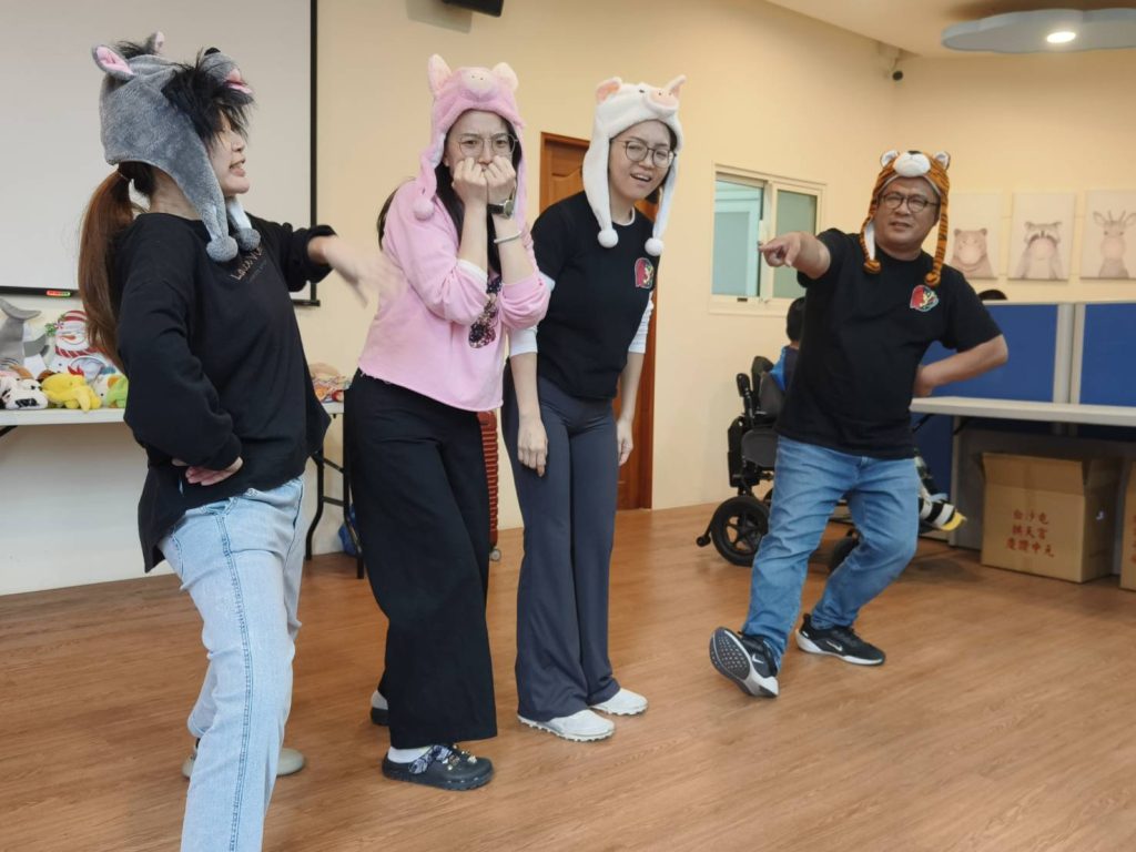 講師們以活潑生動的方式演出故事