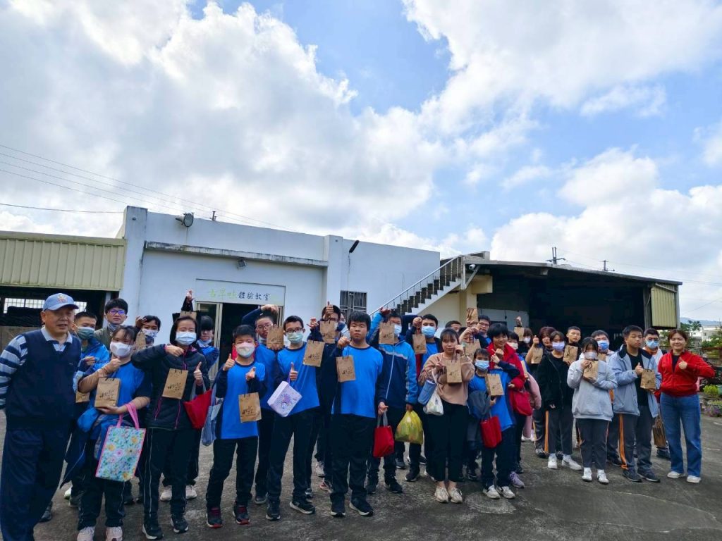 職場參訪郭家莊-苗栗特教與苗農同學大合照.jpg