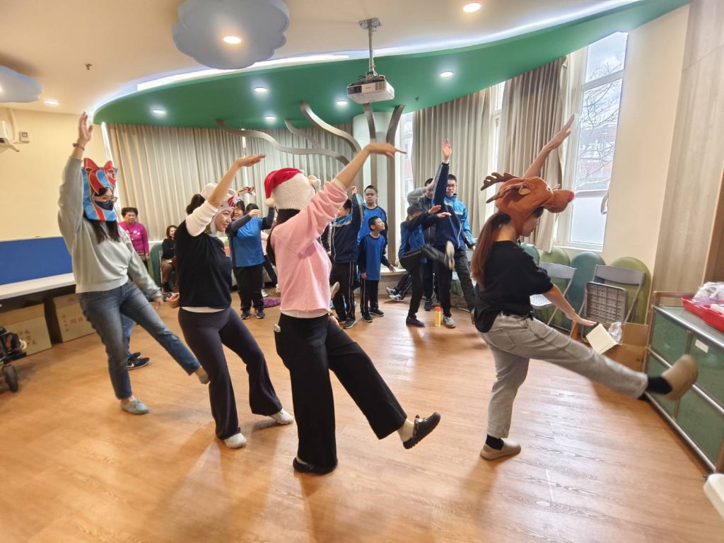 與同學以及老師們一起動動跳跳