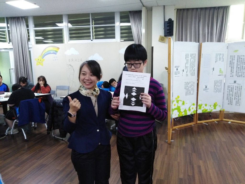 校長到場關心，與學生開心合影展示自己作品