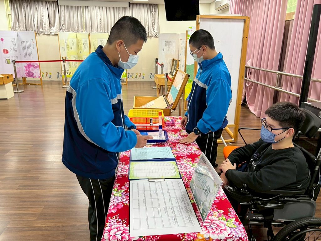 配合課程，讓教師請學生協助進行服務台值勤