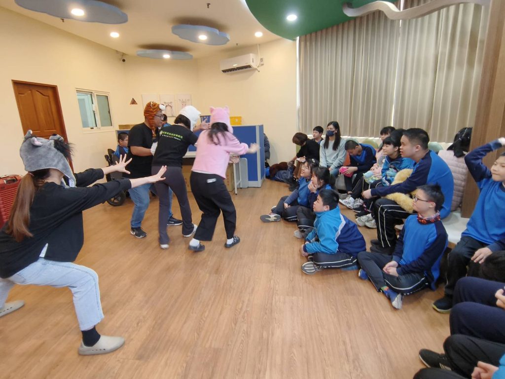 講師生動的帶領學生沉浸故事中