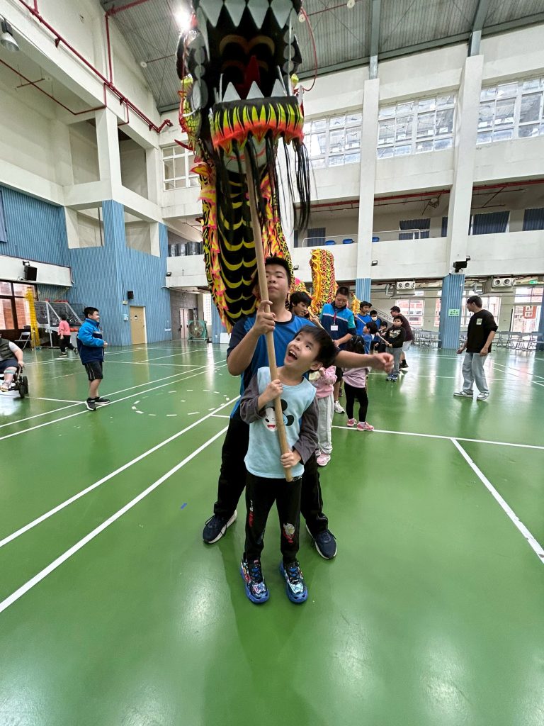 生龍活獅獻祥瑞項目參訪學生與本校學生溫馨互動.jpg 生龍活獅獻祥瑞項目參訪學生與本校學生溫馨互動.jpg