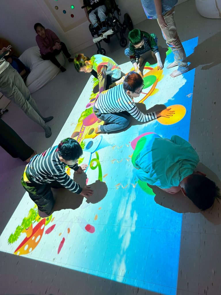 多感官教室互動投射儀體驗提升認知與手眼協調能力.jpg 多感官教室互動投射儀體驗提升認知與手眼協調能力.jpg