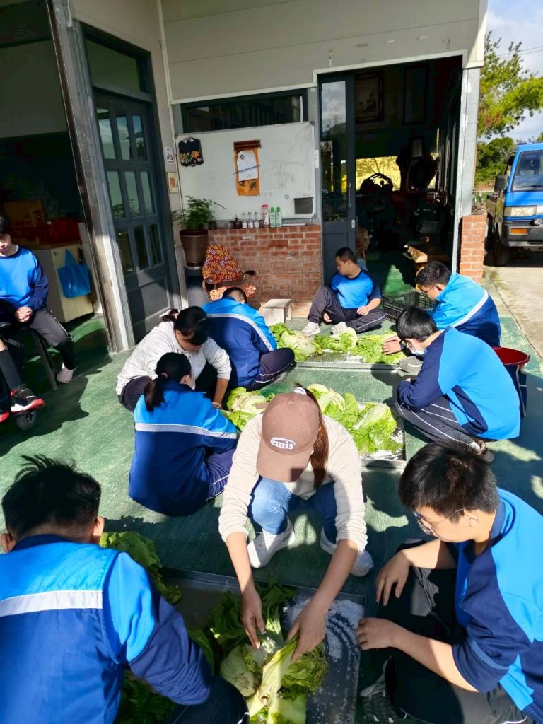 學生體驗芥菜製作福菜過程.jpg
