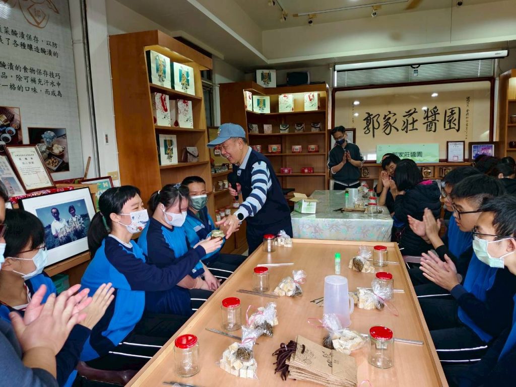 職場參訪郭家莊-同學回答問題獲贈獎品