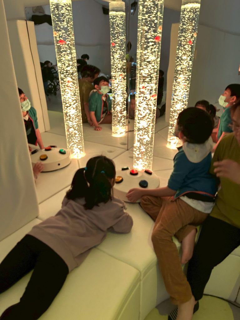 多感官教室體驗泡泡管魅力讓人目不轉睛.jpg 多感官教室體驗泡泡管魅力讓人目不轉睛.jpg