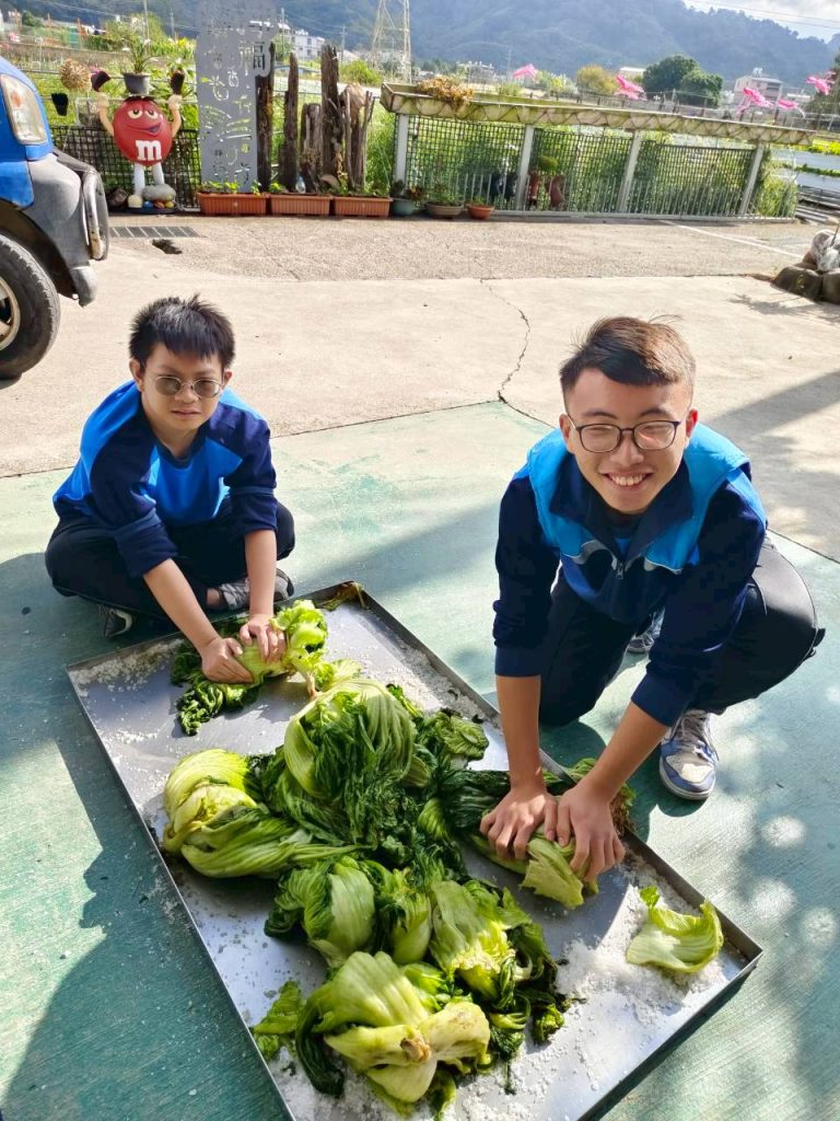 學生體驗製作福菜.jpg
