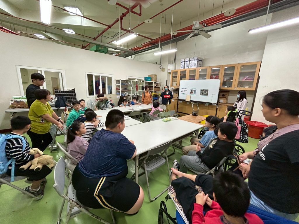 講師說明使用雷雕機製作七巧板及應用方式.jpg 講師說明使用雷雕機製作七巧板及應用方式.jpg