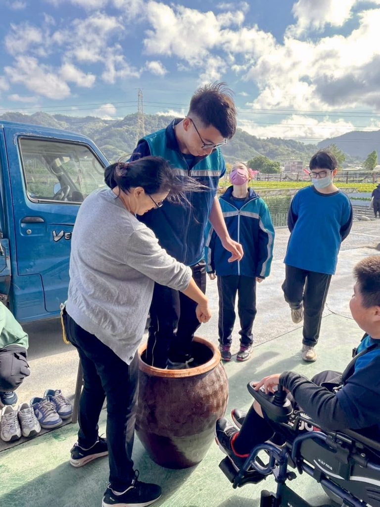 學生體驗踩實鹽醃之芥菜.jpg