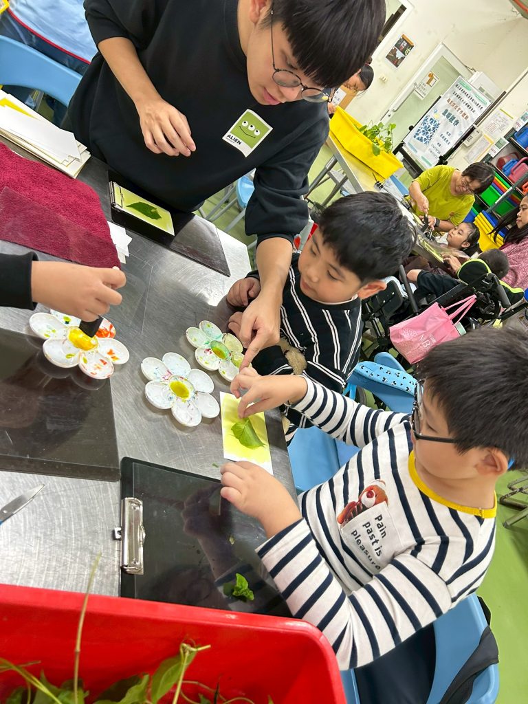 綜職科農園藝創作藍晒製作.jpg 綜職科農園藝創作藍晒製作.jpg