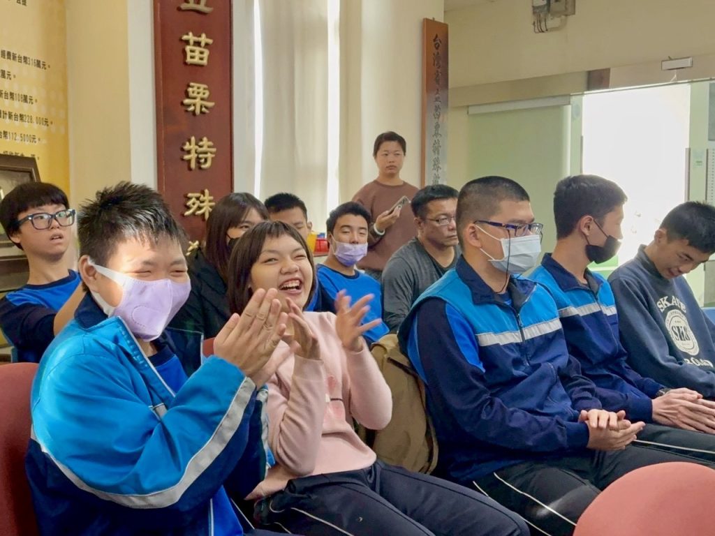 同學共同見證簽約儀式