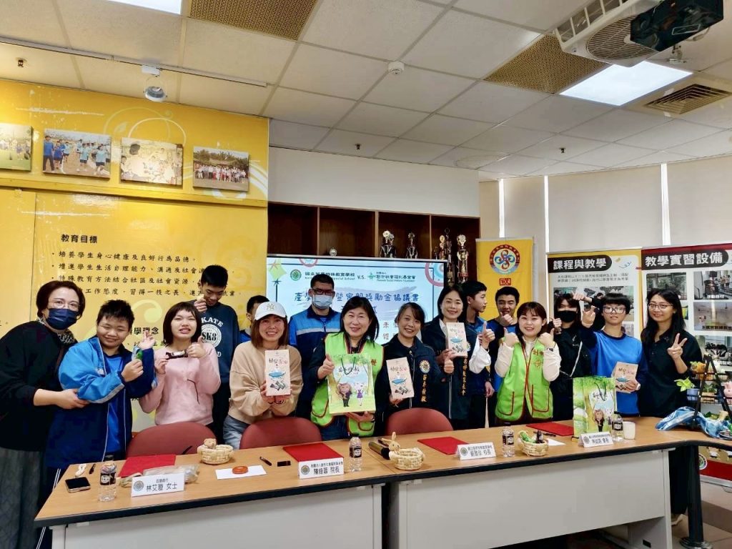 與校內工作隊學生合影