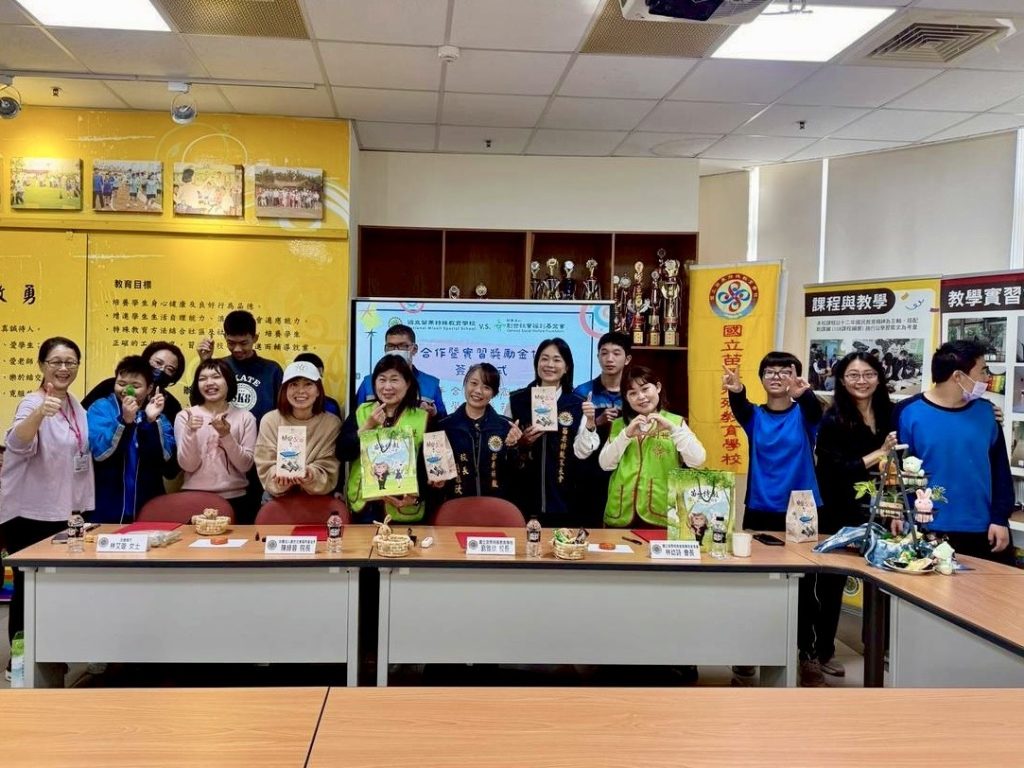 與校內工作隊學生合影