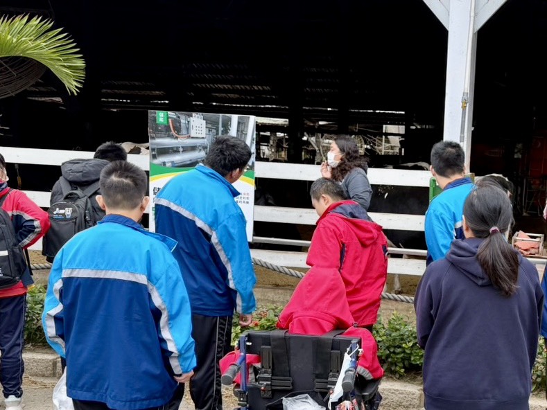 認認識酪農產業運作、動物照護與環境永續的關係，並參觀雁鴨生態池及牧場特色空間-2.jpg