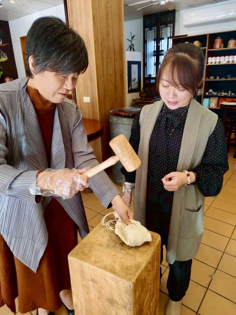 透過撞茶作業讓茶餅成為碎粒.jpg