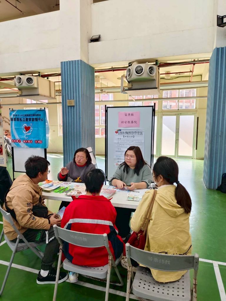 家長至各機構攤位收集轉銜資訊.jpg
