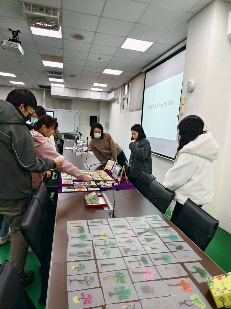 參與研習之老師依據課程活動挑選牌卡.jpg