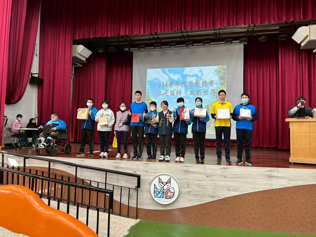 得獎者上台領獎.jpg