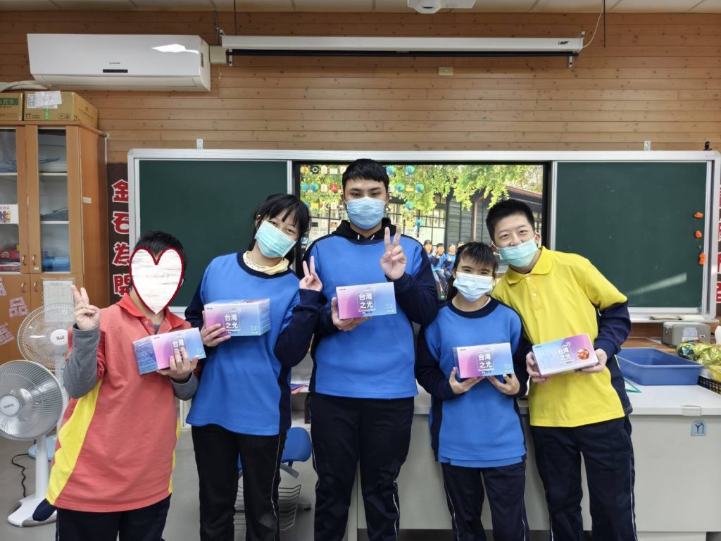 20251226和季欣業有限公司捐贈全體學生醫療彩色口罩.jpg
