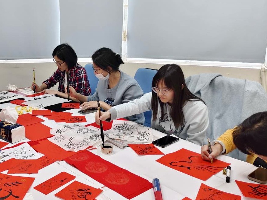 教師們專注創作.jpg