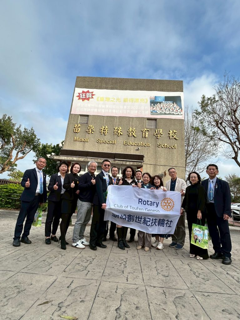 國際扶輪社員及本校校長於校門口合影.jpg 國際扶輪社員及本校校長於校門口合影.jpg