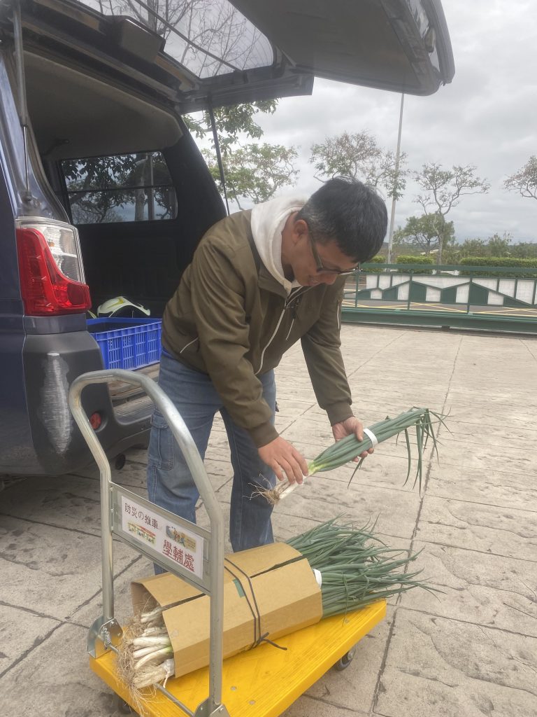 20260304黃畯和農民捐贈一批不灑農藥蔥給學生.jpg