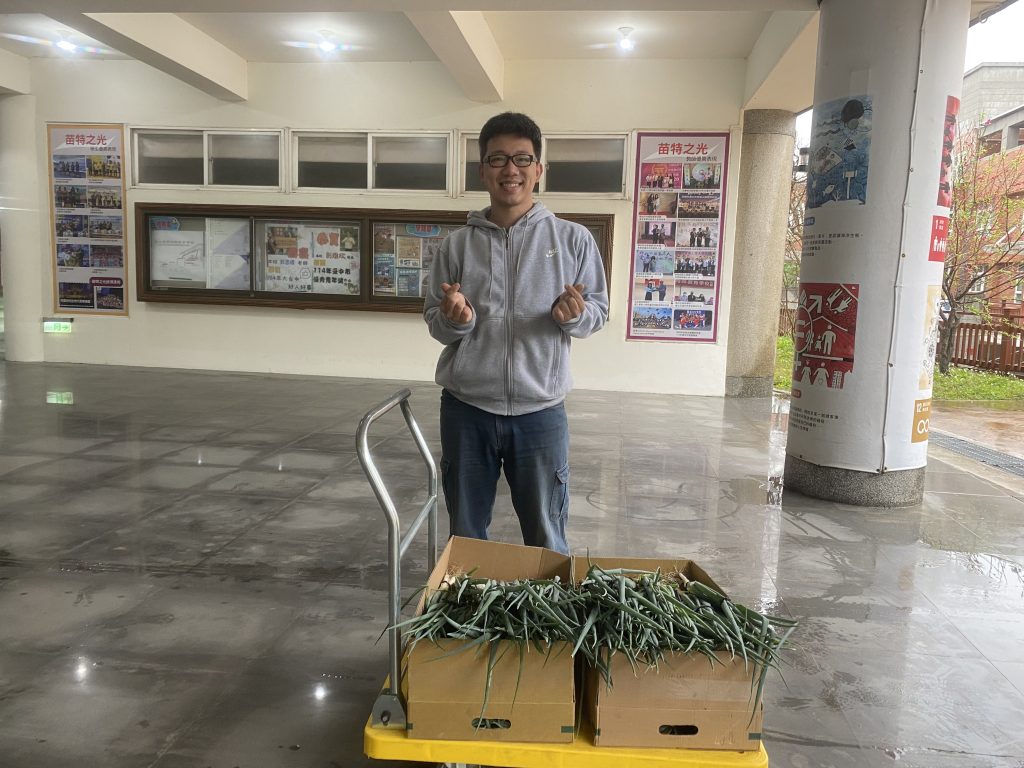 20260306北苗永和豆漿老闆捐贈無農藥青蔥給全體學生.jpg