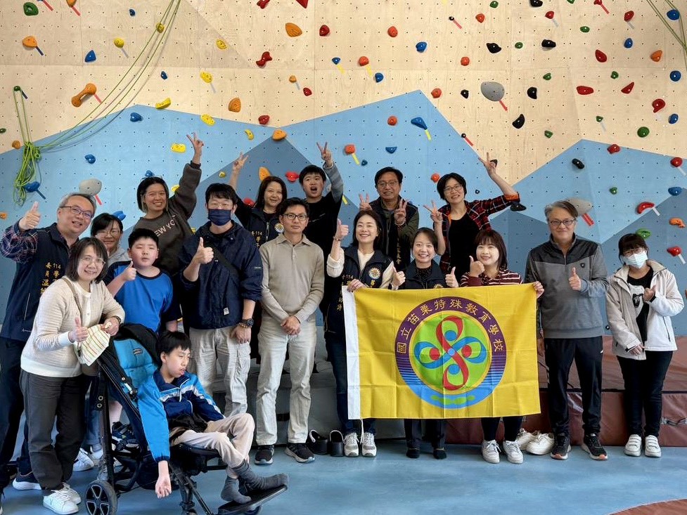 於攀岩場前大合照